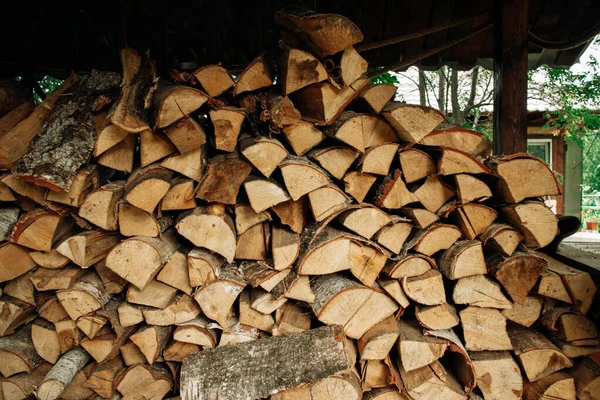 Куча сложенных треугольных дров, подготовленных для камина и котла. — стоковое фото