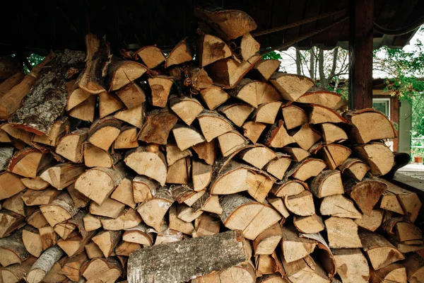 Pila di legna da ardere impilata a triangolo preparata per camino e caldaia. Fotografia Stock
