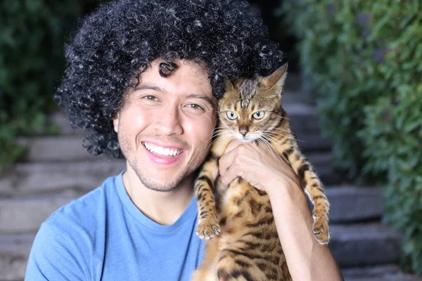 야외에서 아름다운 고양이와 잘생긴 청년의 — 스톡 사진
