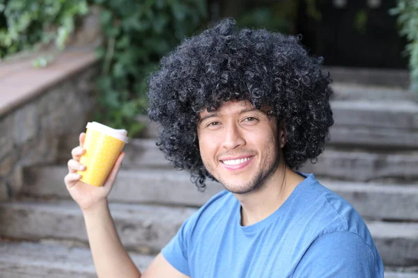 Close Retrato Belo Jovem Com Cabelo Encaracolado Preto Segurando Copo — Fotografia de Stock