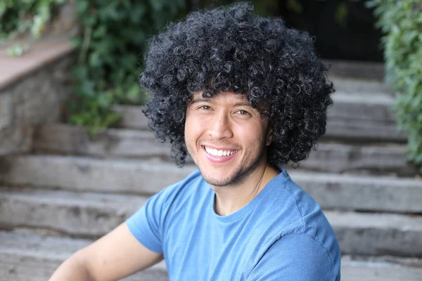黒髪のハンサムな若い男のクローズアップポートレート屋外 — ストック写真