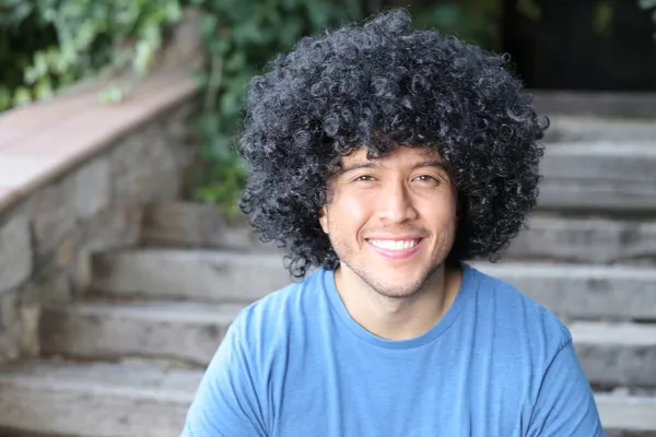 Primer Plano Retrato Joven Guapo Con Pelo Negro Rizado Aire — Foto de Stock