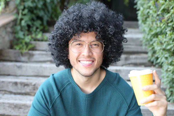 Close Retrato Belo Jovem Com Cabelo Encaracolado Preto Segurando Copo — Fotografia de Stock