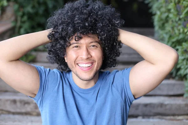 Close Retrato Belo Jovem Com Cabelo Preto Encaracolado Livre — Fotografia de Stock