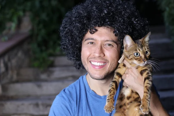 Close Retrato Belo Jovem Feliz Com Seu Belo Gato Livre — Fotografia de Stock