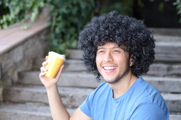 Primer Plano Retrato Joven Guapo Con Pelo Negro Rizado Sosteniendo —  Fotos de Stock