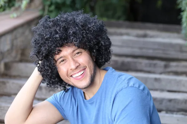 Zblízka Portrét Pohledného Mladého Muže Kudrnatými Černými Vlasy Venku — Stock fotografie
