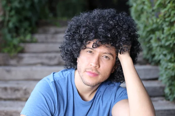 Close Retrato Belo Jovem Com Cabelo Preto Encaracolado Livre — Fotografia de Stock