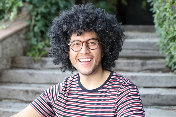 Close Retrato Belo Jovem Com Cabelo Preto Encaracolado Livre — Fotografia de Stock