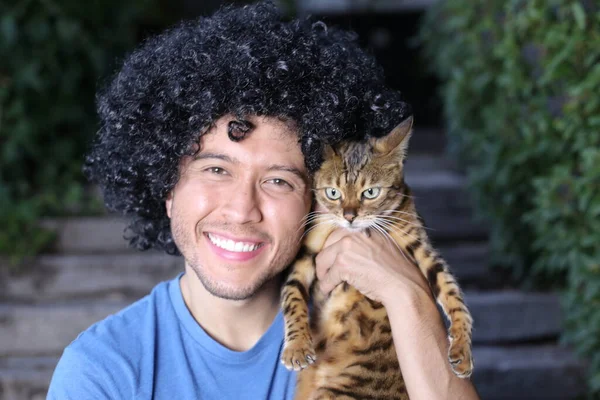 야외에서 아름다운 고양이와 잘생긴 청년의 — 스톡 사진