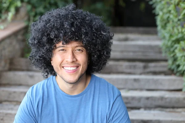 Dışarıdaki Kıvırcık Siyah Saçlı Yakışıklı Genç Adamın Yakın Plan Portresi — Stok fotoğraf