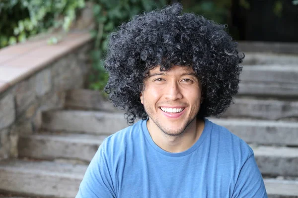 Close Retrato Belo Jovem Com Cabelo Preto Encaracolado Livre — Fotografia de Stock