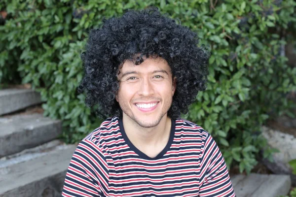 黒髪のハンサムな若い男のクローズアップポートレート屋外 — ストック写真