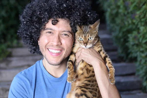 Close Retrato Belo Jovem Feliz Com Seu Belo Gato Livre — Fotografia de Stock