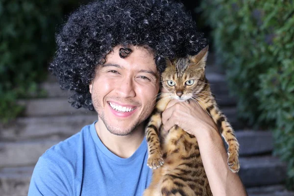 英俊快乐的年轻人和他美丽的猫在户外的特写 — 图库照片
