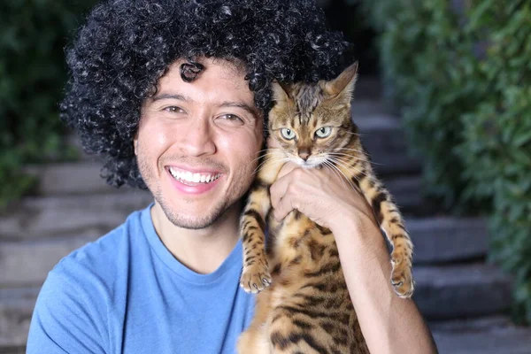 Close Retrato Belo Jovem Feliz Com Seu Belo Gato Livre — Fotografia de Stock