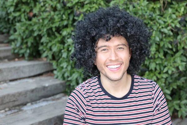 Dışarıdaki Kıvırcık Siyah Saçlı Yakışıklı Genç Adamın Yakın Plan Portresi — Stok fotoğraf