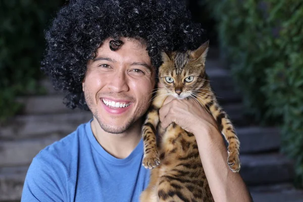 Close Retrato Belo Jovem Feliz Com Seu Belo Gato Livre — Fotografia de Stock