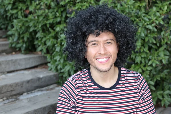 Primer Plano Retrato Joven Guapo Con Pelo Negro Rizado Aire —  Fotos de Stock