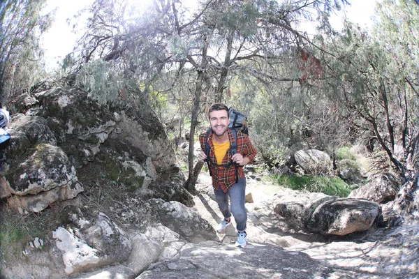 Retrato Jovem Bonito Camisa Xadrez Com Mochila Natureza — Fotografia de Stock