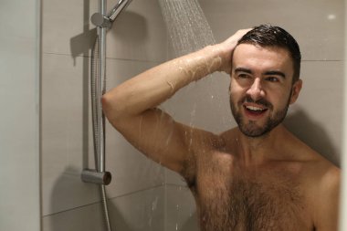 Duş alan genç ve yakışıklı adamın portresi.