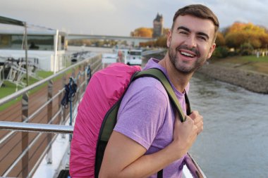 Sırt çantalı yakışıklı bir gencin portresi.