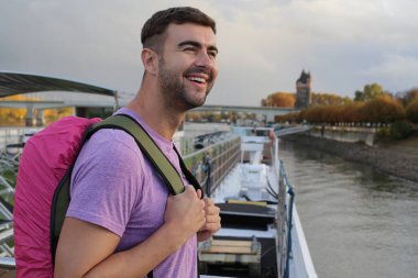 Sırt çantalı yakışıklı bir gencin portresi.