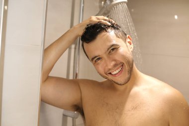 Duş alan genç ve yakışıklı adamın portresi.