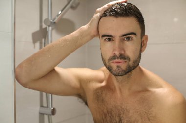 Duş alan genç ve yakışıklı adamın portresi.