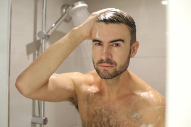 Duş alan genç ve yakışıklı adamın portresi.