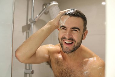 Duş alan genç ve yakışıklı adamın portresi.