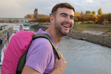 Sırt çantalı yakışıklı bir gencin portresi.