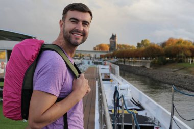 Sırt çantalı yakışıklı bir gencin portresi.