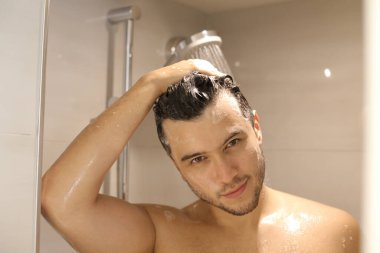 Duş alan genç ve yakışıklı adamın portresi.