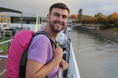 Sırt çantalı yakışıklı bir gencin portresi.