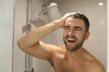 Duş alan genç ve yakışıklı adamın portresi.