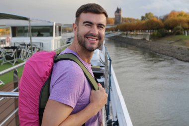 Sırt çantalı yakışıklı bir gencin portresi.