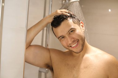 Duş alan genç ve yakışıklı adamın portresi.