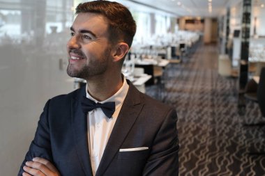 Smokinli yakışıklı bir gencin portresi. İç dekorasyonunda papyonlu.