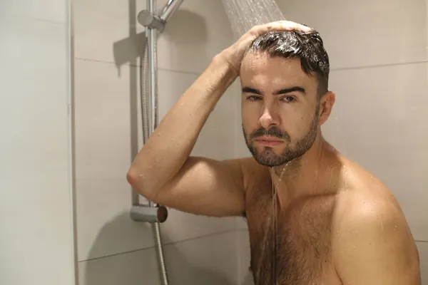 Porträt Eines Hübschen Jungen Mannes Ohne Hemd Unter Der Dusche — Stockfoto