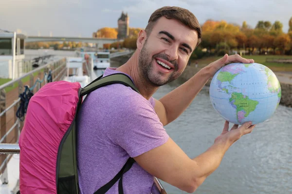 Porträt Eines Hübschen Jungen Mannes Mit Reiserucksack Der Globus Auf — Stockfoto