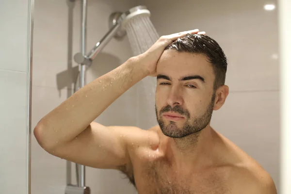 シャワーを浴びているハンサムな若い無気力な男の肖像 — ストック写真