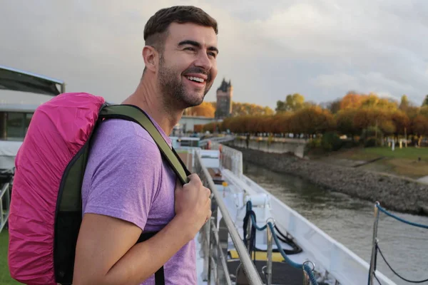 Sırt çantalı yakışıklı bir gencin portresi.