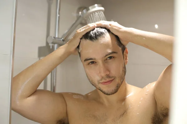 Retrato Bonito Jovem Sem Camisa Homem Tomando Banho — Fotografia de Stock