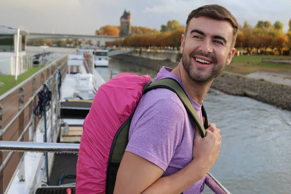 Porträt Eines Hübschen Jungen Mannes Mit Rucksack Fluss — Stockfoto