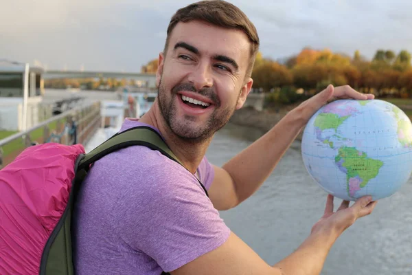 Porträt Eines Hübschen Jungen Mannes Mit Reiserucksack Der Globus Auf — Stockfoto