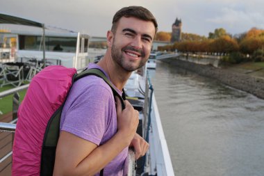 Sırt çantalı yakışıklı bir gencin portresi.