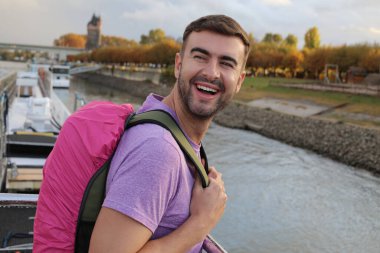 Sırt çantalı yakışıklı bir gencin portresi.