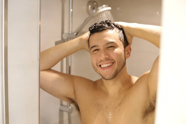 Retrato Bonito Jovem Sem Camisa Homem Tomando Banho — Fotografia de Stock