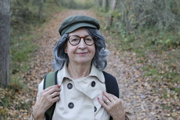 Açık Havada Gri Saçlı Yaşlı Bir Kadının Portresi — Stok fotoğraf